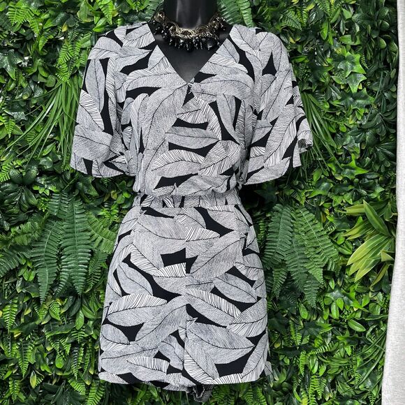 LOFT Romper Women 4P Black White Fern Floral Shorts Jumpsuit Flutter Sleeve 2193 - Picture 2 of 13